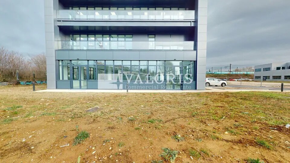 Office in Lyon for lease - Building Photo - Image 3 of 15