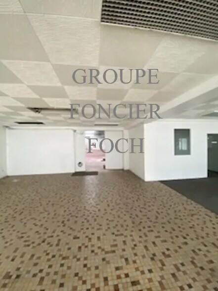 Flex in Lyon for lease - Interior Photo - Image 2 of 5