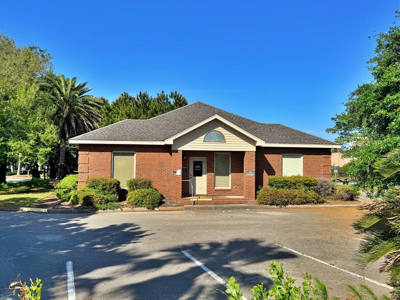 30 South Shore Dr, Miramar Beach, FL for lease - Building Photo - Image 1 of 8