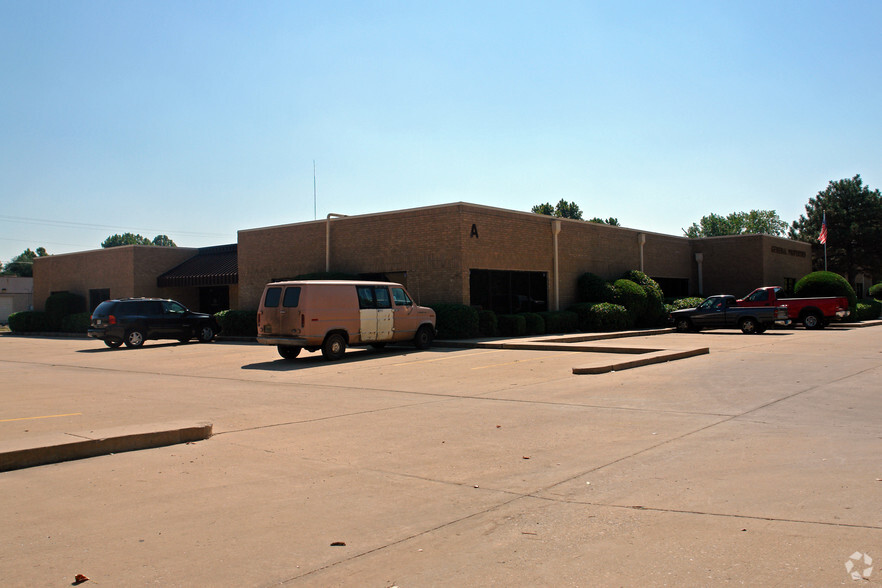 1300-1312 Sovereign Row, Oklahoma City, OK for lease - Building Photo - Image 3 of 14