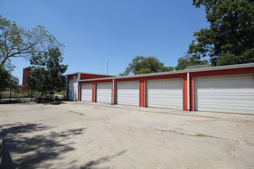2736 Fennell St, Houston, TX for lease - Primary Photo - Image 1 of 4