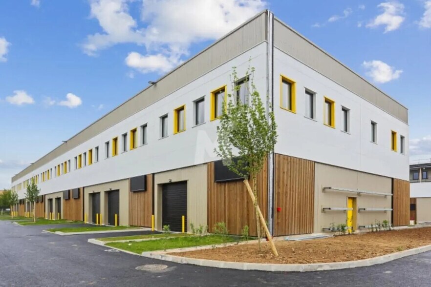 Flex in Fresnes for lease - Building Photo - Image 2 of 11
