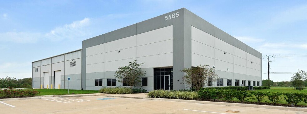 5585 Bay Oaks Dr, Pasadena, TX for sale - Building Photo - Image 1 of 1