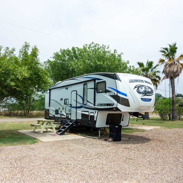 209 Lakeshore Dr, Zapata, TX 78076