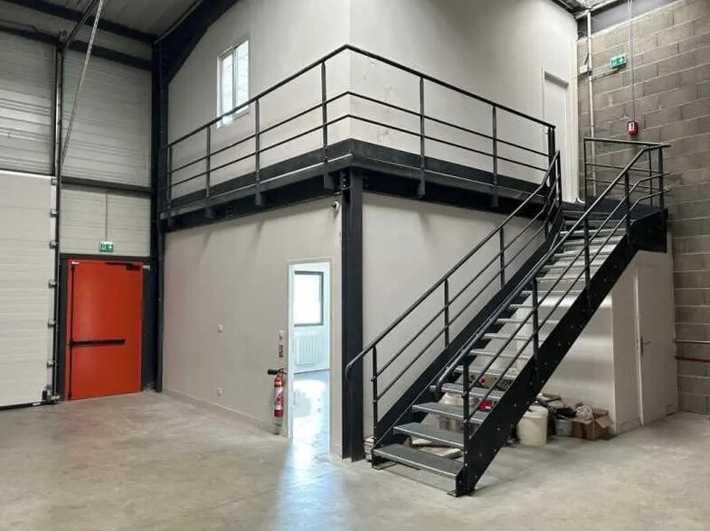 Office in Civrieux for lease - Interior Photo - Image 1 of 6