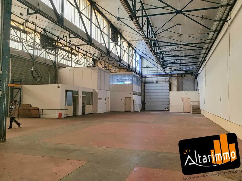 Flex in Chartres for lease - Interior Photo - Image 2 of 5