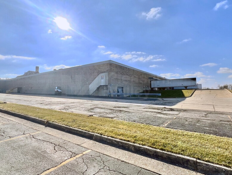 4550 Darrow Rd, Stow, OH for lease - Building Photo - Image 1 of 8