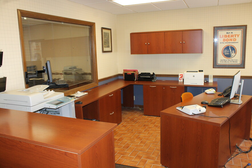 128 N 3rd St, Dekalb, IL for lease - Interior Photo - Image 3 of 16