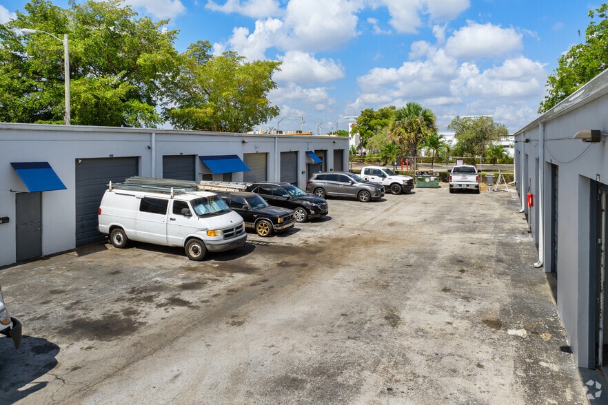 3161-3181 NE 5th Ave, Oakland Park, FL for lease - Building Photo - Image 2 of 6