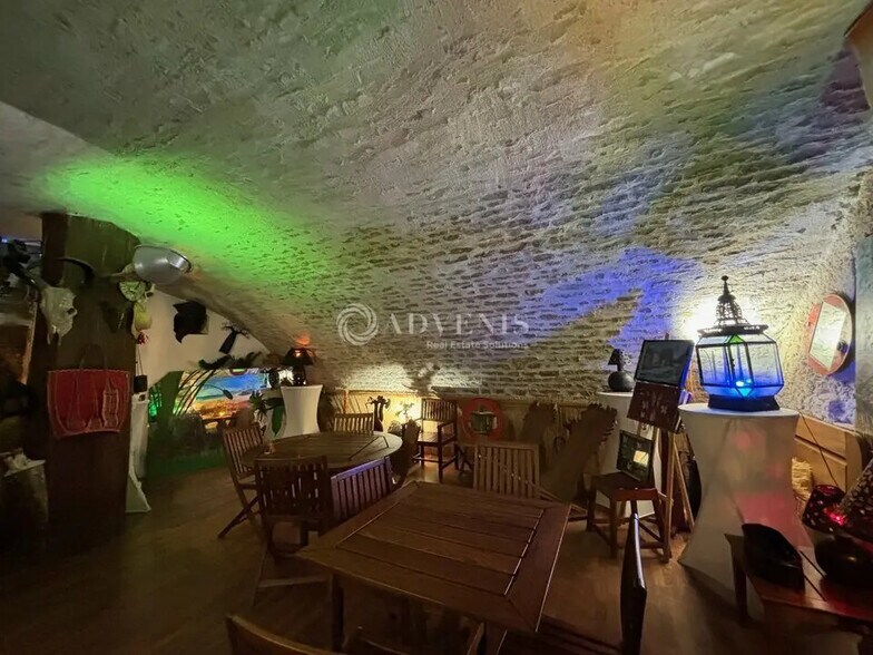 Retail in Orléans for lease - Building Photo - Image 2 of 4