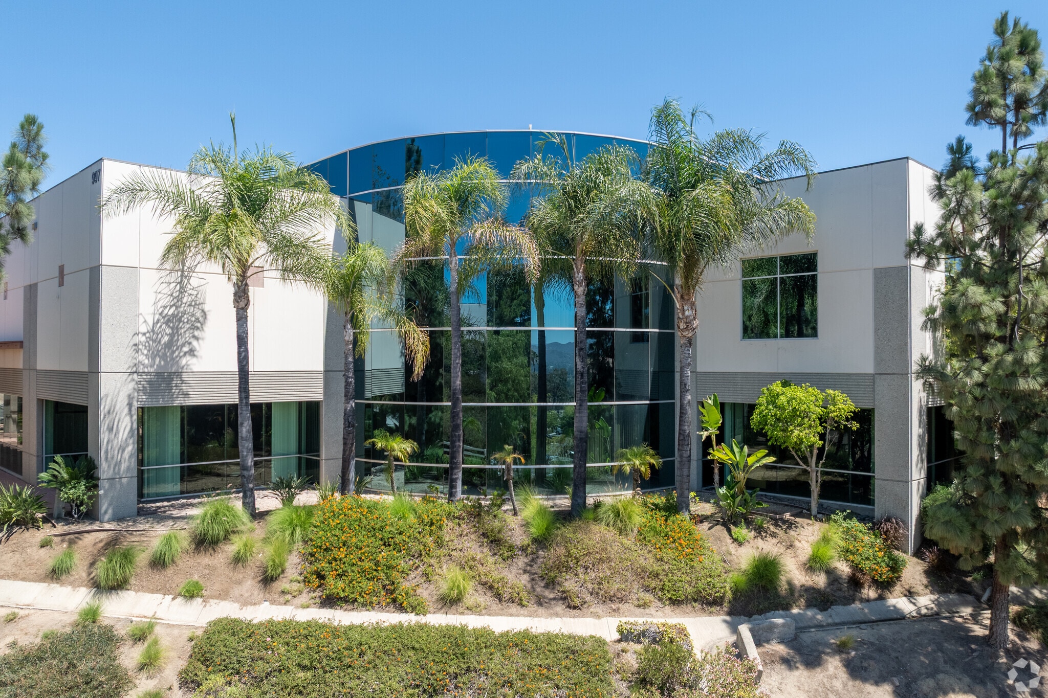 997 Flower Glen St, Simi Valley, CA for lease Primary Photo- Image 1 of 8