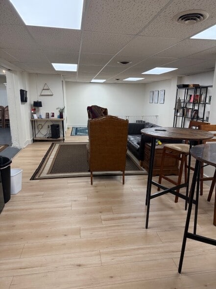 904 Princess Anne St, Fredericksburg, VA for lease - Interior Photo - Image 2 of 8