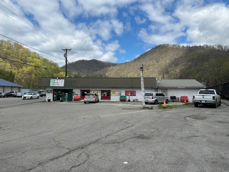 485 Hanging Rock Hwy, Logan, WV for sale - Primary Photo - Image 1 of 1