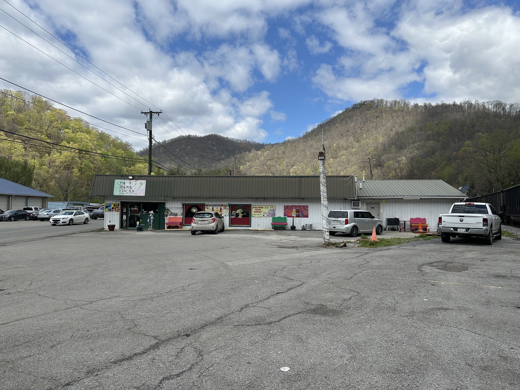 485 Hanging Rock Hwy, Logan, WV for sale Primary Photo- Image 1 of 2