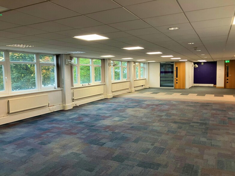 1-4 Castle St, Merthyr Tydfil for lease - Building Photo - Image 2 of 4