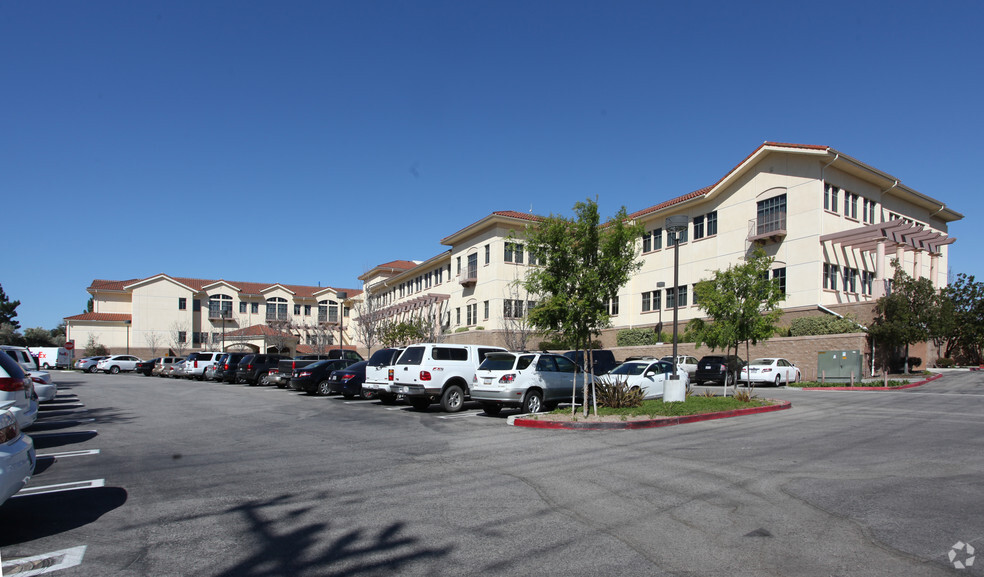 401-415 Rolling Oaks Dr, Thousand Oaks, CA for lease - Building Photo - Image 3 of 6