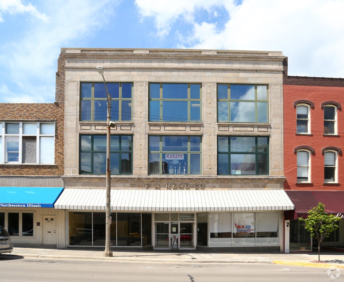 18 W Stephenson St, Freeport, IL 61032