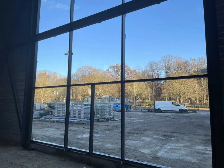 Retail in Saint-Maximin for lease - Interior Photo - Image 3 of 9