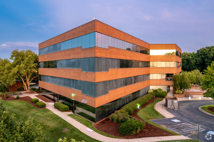 4828 Parkway Plaza Blvd, Charlotte, NC for lease - Building Photo - Image 3 of 9