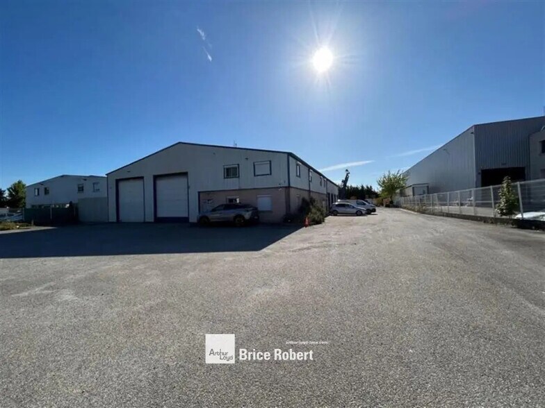 Office in Meyzieu for lease - Building Photo - Image 2 of 9
