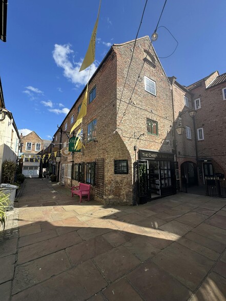 2-8 Clarks Yard, Darlington for lease - Primary Photo - Image 1 of 28