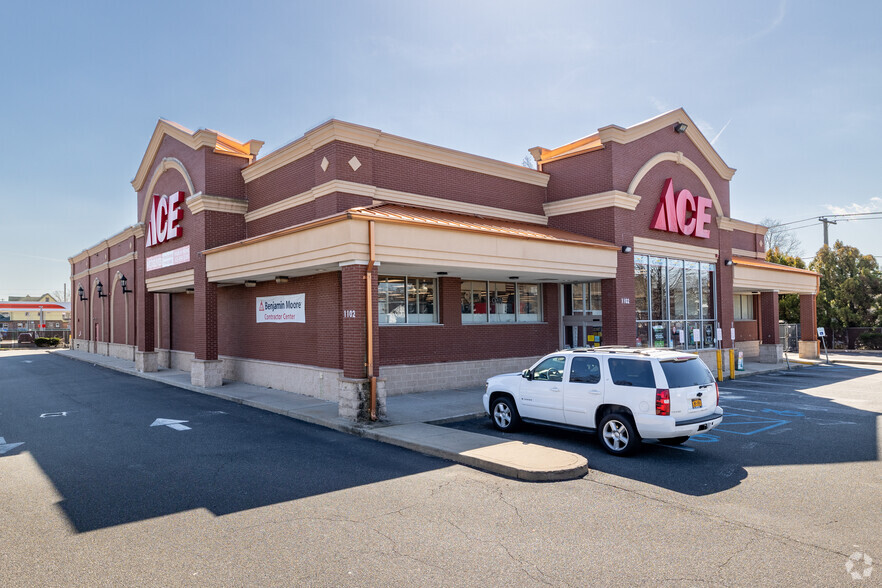 1102 Broadhollow Rd, East Farmingdale, NY for lease - Building Photo - Image 2 of 5