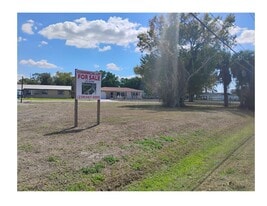208 Lakeview Dr, North Fort Myers FL - Duplex Property