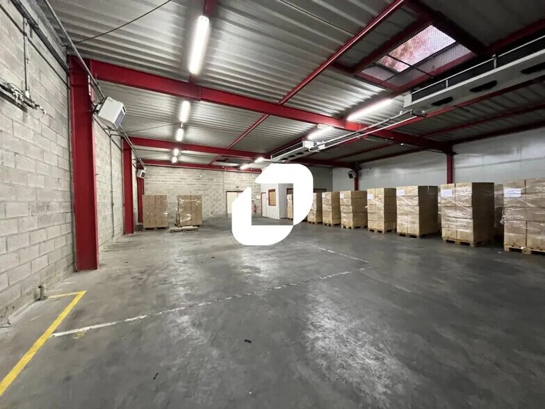 Office in Wormhout for lease - Interior Photo - Image 2 of 19