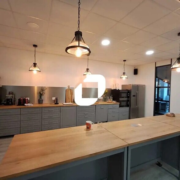 Flex in Montigny-le-Bretonneux for lease - Building Photo - Image 2 of 30