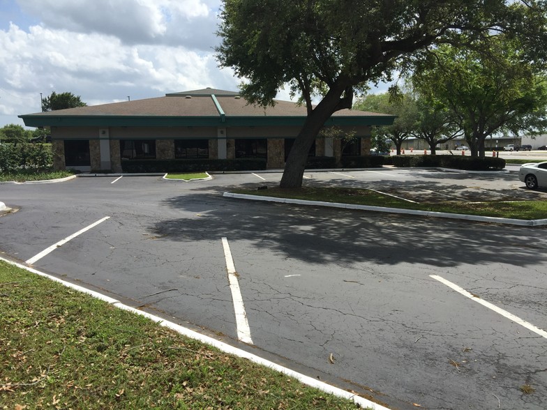 840-846 N Cocoa Blvd, Cocoa, FL for lease - Building Photo - Image 3 of 8