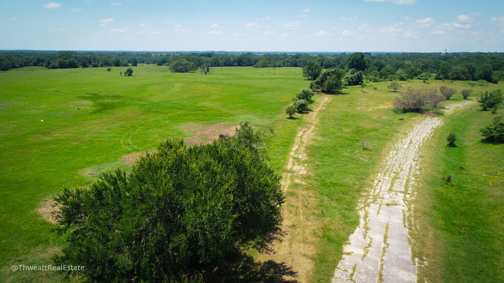 Hwy 79 300 CR 354 Gause Texas 77857, Gause, TX for sale - Building Photo - Image 3 of 9