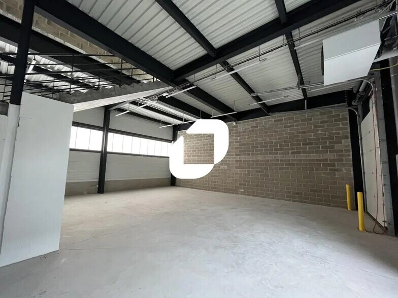 Flex in Famars for lease - Interior Photo - Image 1 of 4