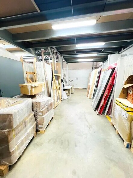 Flex in Voisins-le-Bretonneux for lease - Interior Photo - Image 2 of 13