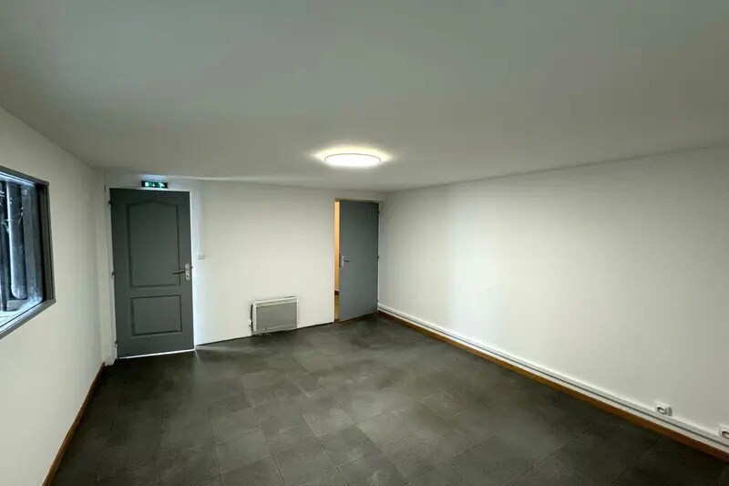 Flex in Lunel for lease - Interior Photo - Image 3 of 4