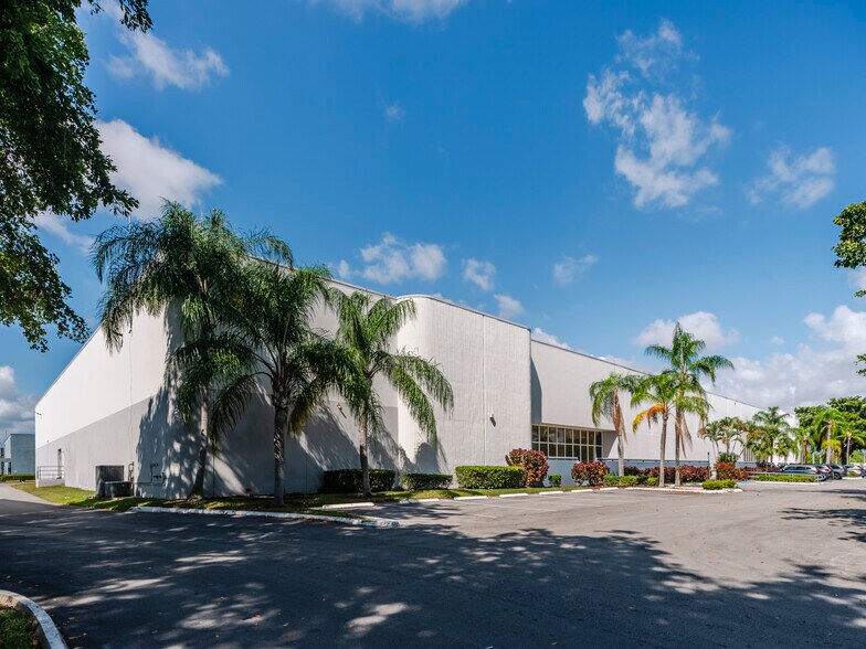 5535-5545 NW 35th Ave, Fort Lauderdale, FL for lease - Building Photo - Image 3 of 14