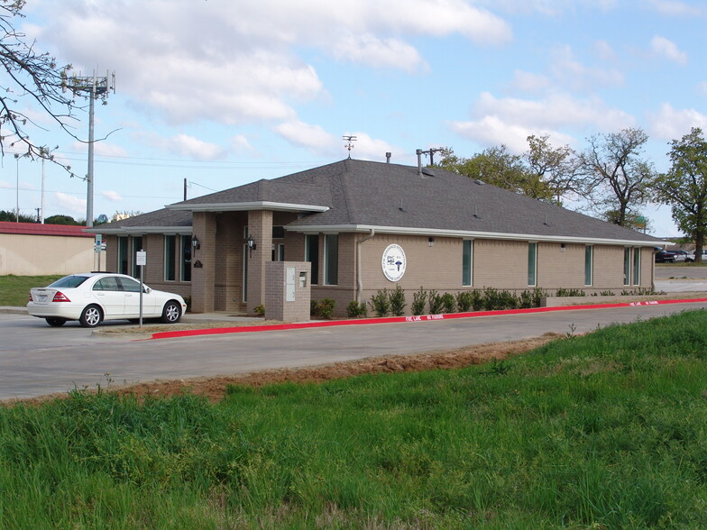 1609 Circle Ln, Bedford, TX for sale - Building Photo - Image 1 of 8