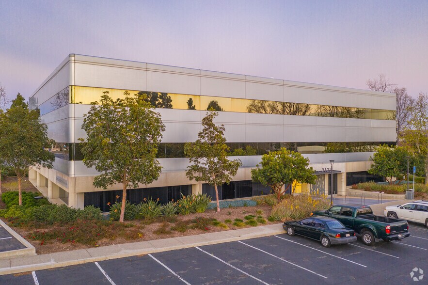 2121 Palomar Airport Rd, Carlsbad, CA for lease - Building Photo - Image 1 of 8