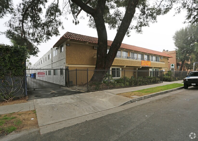 8030 Langdon Ave, Van Nuys, CA 91406