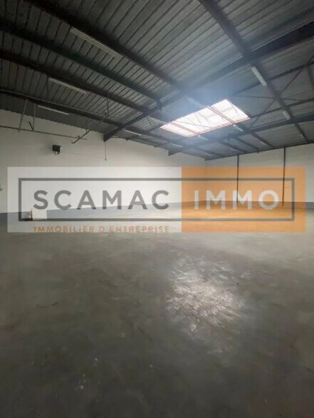 Industrial in Chilly-Mazarin for lease - Building Photo - Image 2 of 5