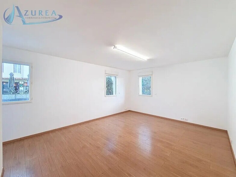 Office in Grasse for lease - Interior Photo - Image 3 of 6