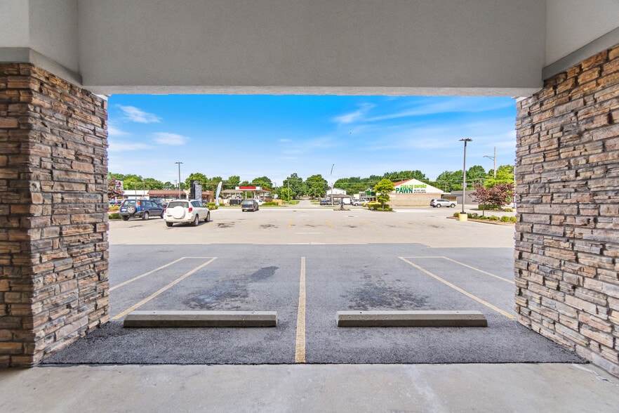 701 N Thompson St, Springdale, AR for lease - Building Photo - Image 3 of 32
