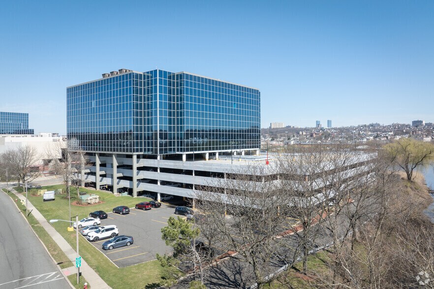 65 Challenger Rd, Ridgefield Park, NJ for lease - Building Photo - Image 3 of 8