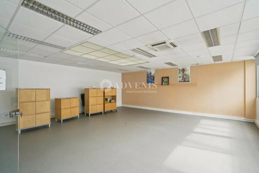 Flex in Villiers-sur-Marne for lease - Interior Photo - Image 2 of 12