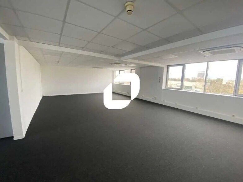 Office in Bordeaux for lease - Interior Photo - Image 2 of 6
