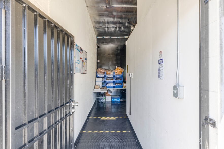 3210 N San Fernando Blvd, Burbank, CA for sale - Building Photo - Image 3 of 22