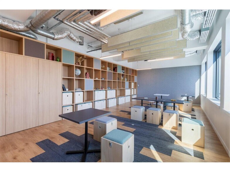 Office in Nanterre for lease - Building Photo - Image 2 of 13