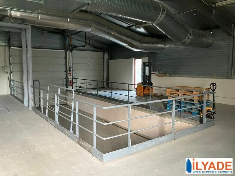 Industrial in Bouc-Bel-Air for lease - Interior Photo - Image 3 of 7