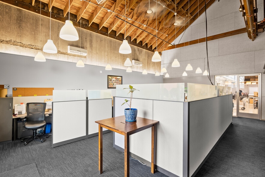 Track 7 NW Industrial Condominiums portfolio of 2 properties for sale on LoopNet.com - Interior Photo - Image 2 of 27