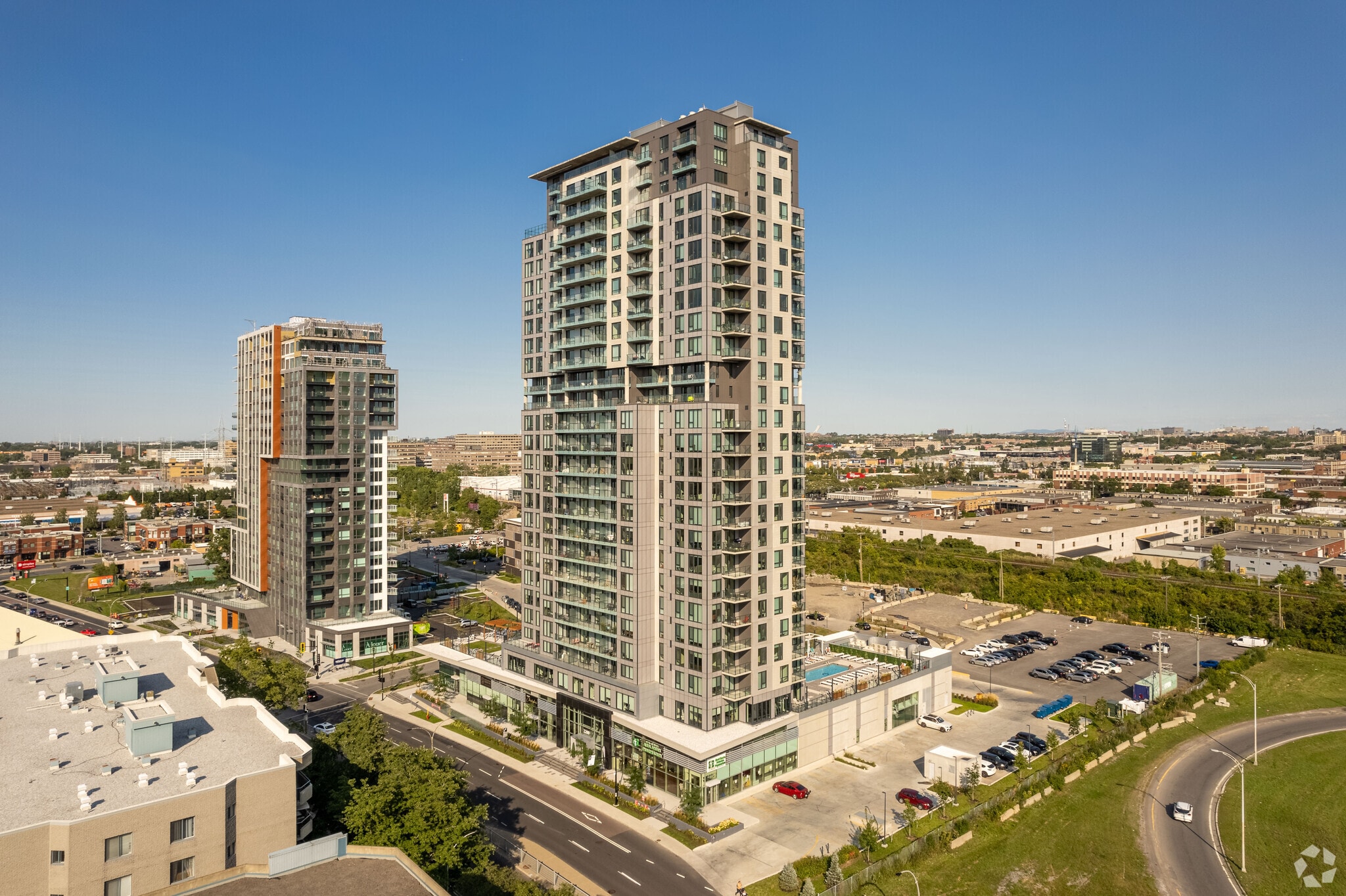 2100-2220 Sauvé Rue O, Mont-Royal, QC for lease Building Photo- Image 1 of 7