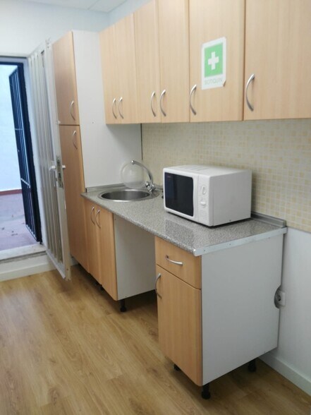 Office in Cáceres for lease - Building Photo - Image 3 of 6